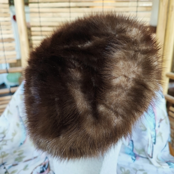 Vintage Marshall Field's Brown Fur Beret Hat Excellent Condition Hair Combs - Picture 1 of 5